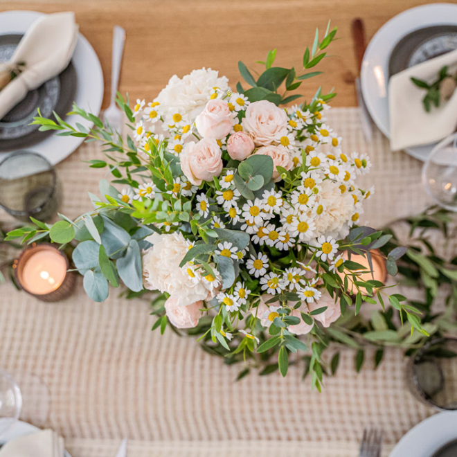 Centre de table Katia - Composition de fleurs fraîches pour mariage.